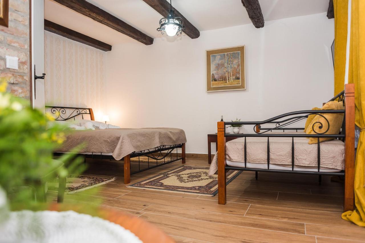 Tri Mudraca Inn Karanac Exteriér fotografie