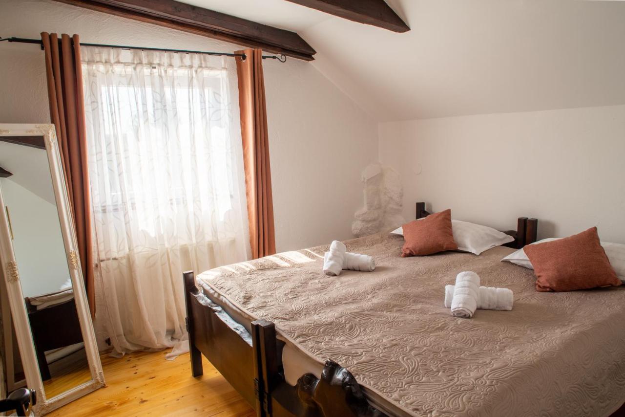 Tri Mudraca Inn Karanac Exteriér fotografie